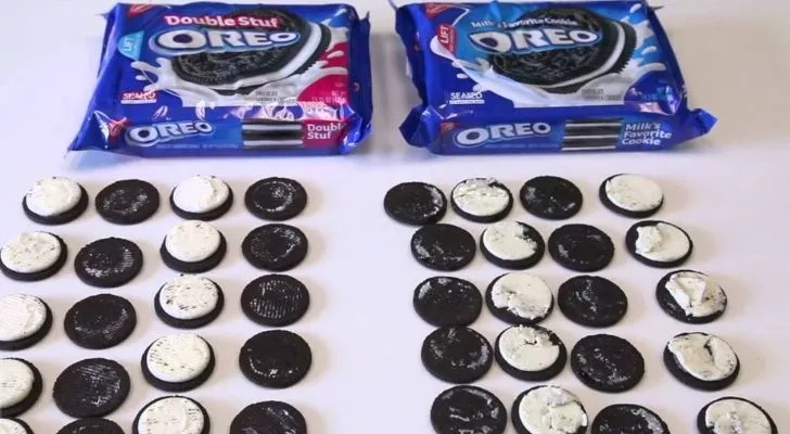 Нормални Oreos и двойно пълнени едно до друго