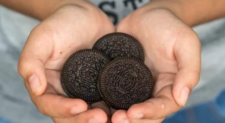 Някой с куп вкусни Oreos в ръцете си