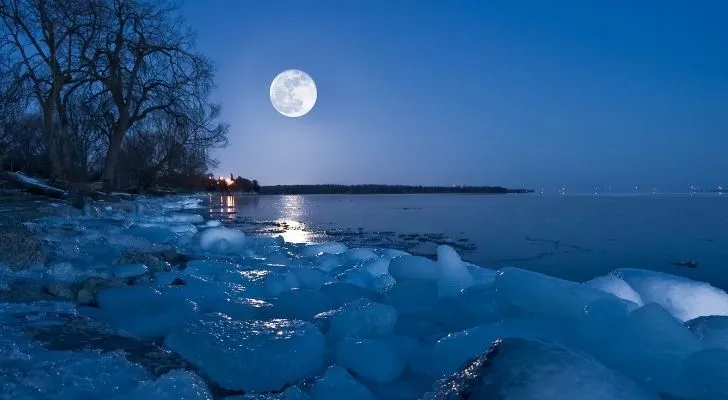 Снежна луна със снежен леден пейзаж на Земята