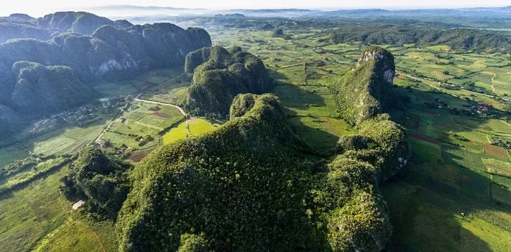 Кубински зелен пейзаж, показващ планина и гора.