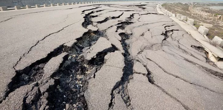 Напукани асфалтови пътища