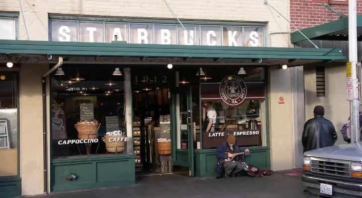 Входът на първия в света Starbucks