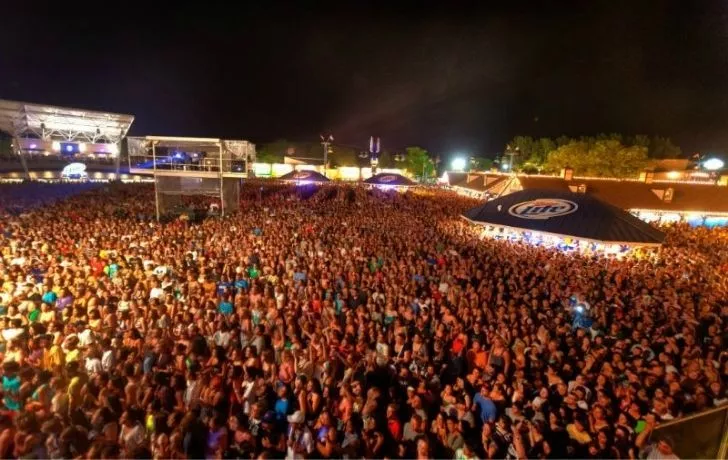 Хиляди хора на Summerfest в Уисконсин