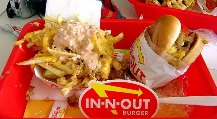 In-N-Out бургер в животински стил и пържени картофи в животински стил