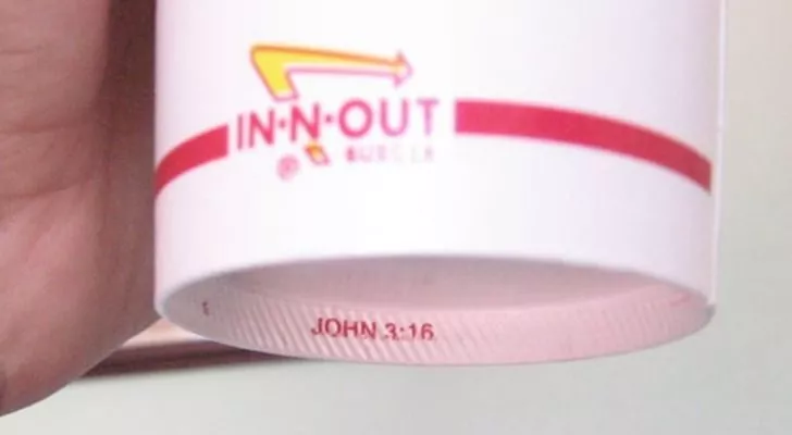 Чаша In-N-Out с надпис „Йоан 3:16“ отдолу