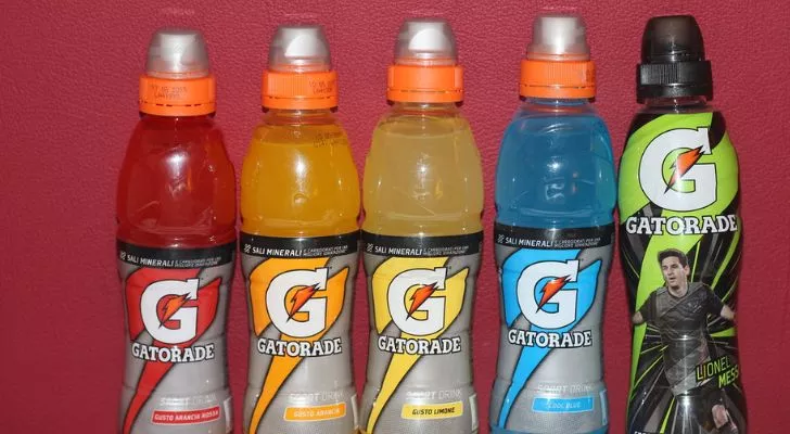 Пет бутилки Gatorade с логото "G" в различни вкусове и цветове