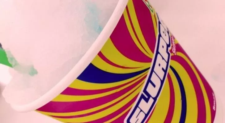 Чаша Slurpee с бяло Slurpee в нея