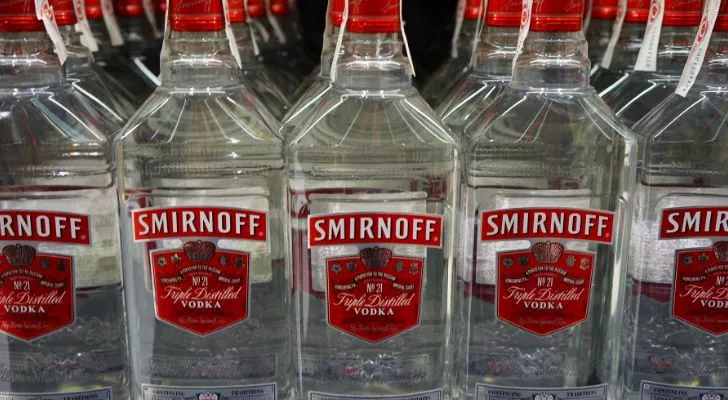 Бутилки водка Smirnoff 