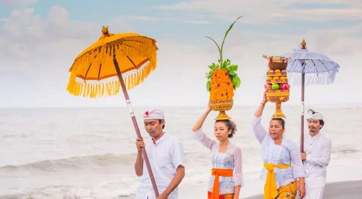 Балийски хора на плажа празнуват Nyepi