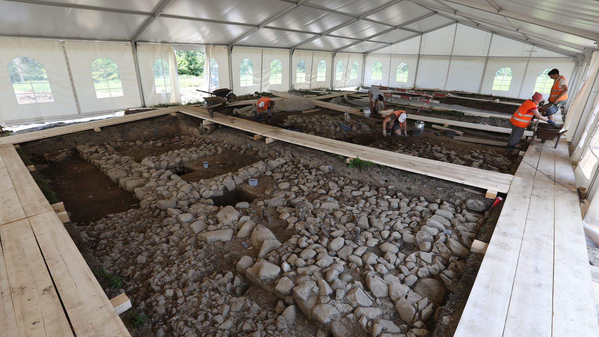 Изкопана част от откритите стени в археологическия обект Cham-Äbnetwald под шатра.