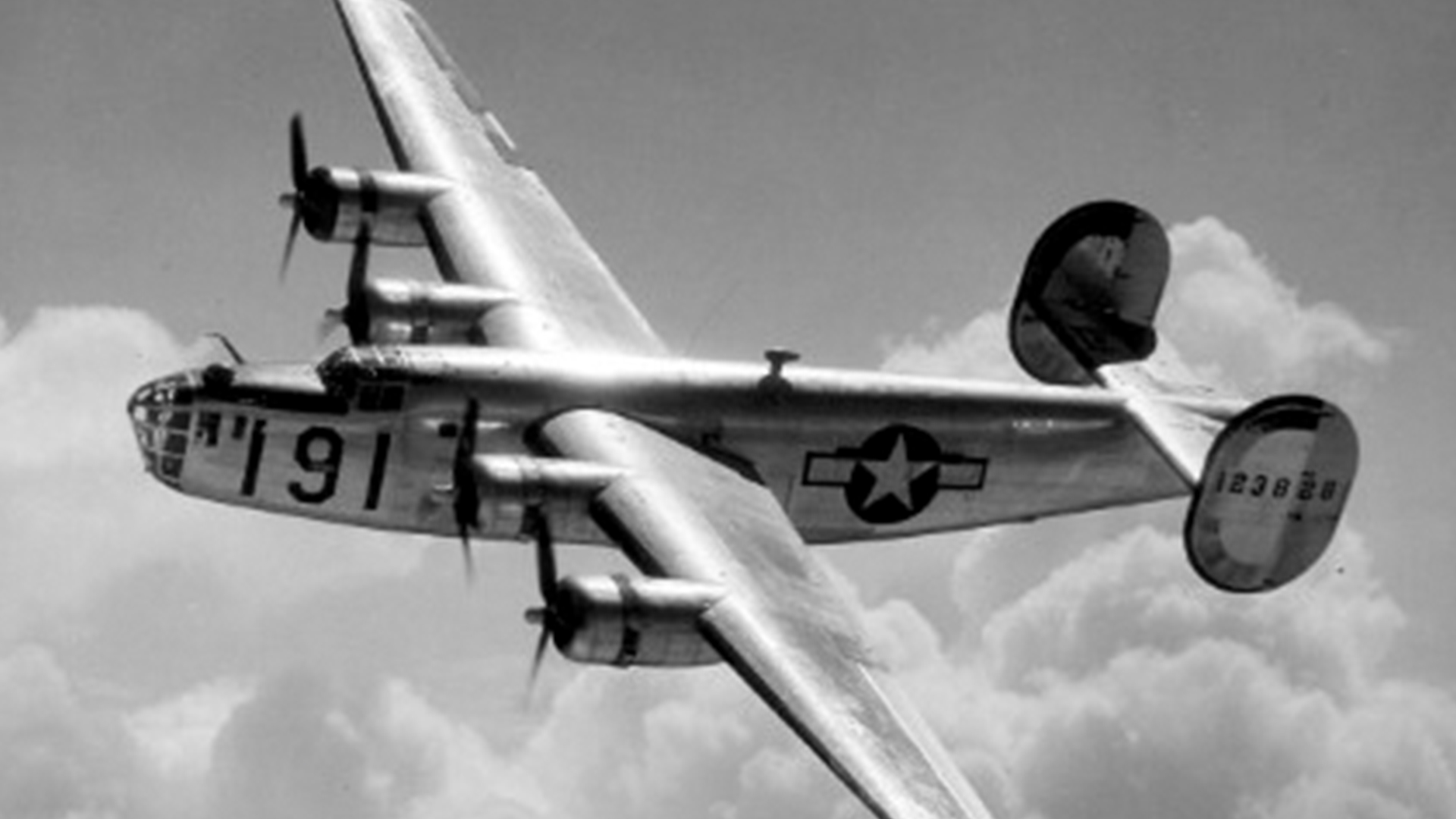 Черно-бяла снимка на бомбардировач B-24 Liberator, използван през Втората световна война.