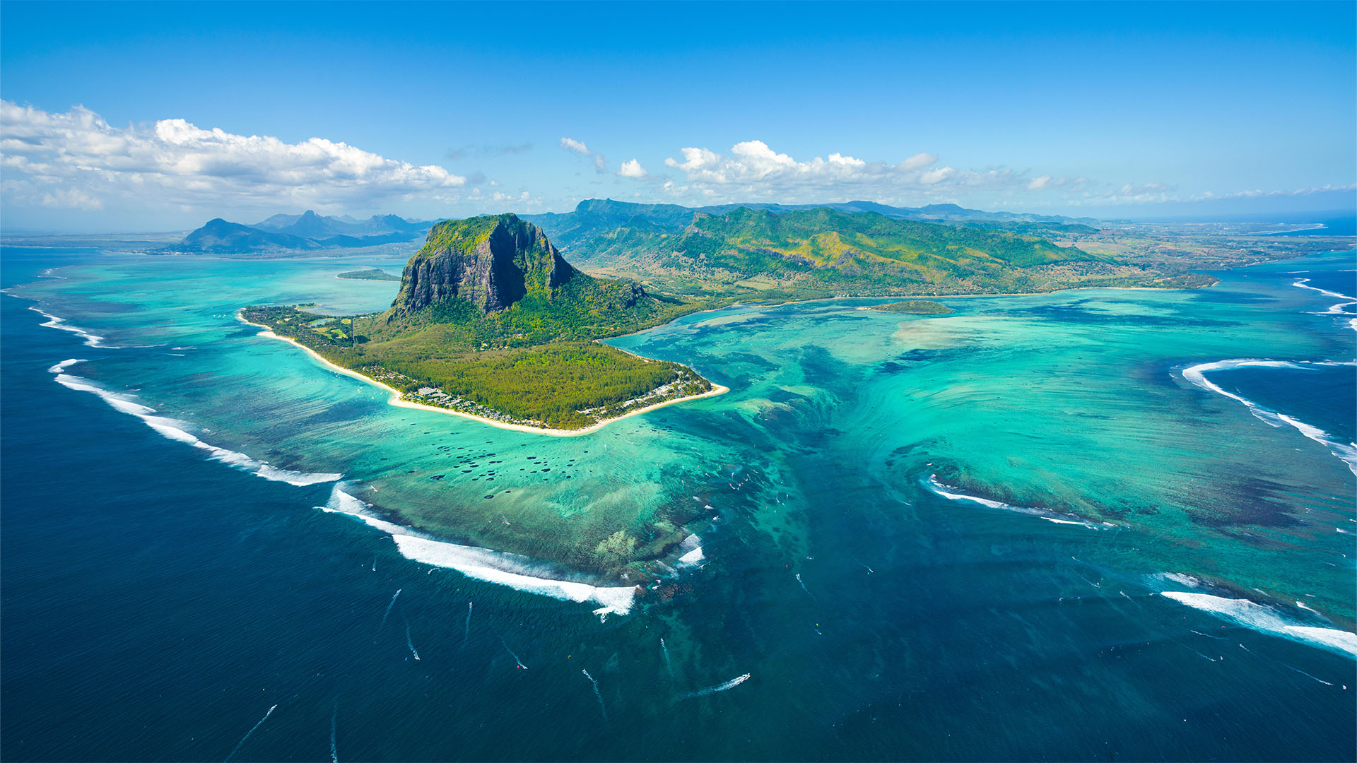 Изглед от въздуха на панорама на остров Мавриций и известната планина Le Morne Brabant, красива синя лагуна и подводен водопад.