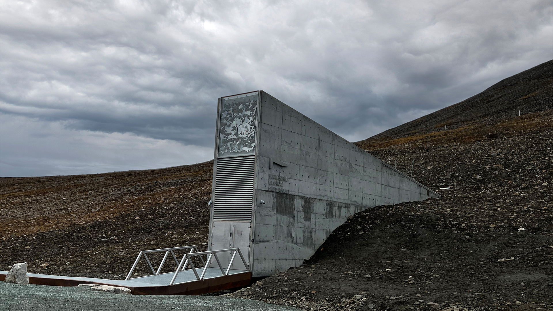 Вход към Глобалния трезор за семена в Свалбард, Норвегия.