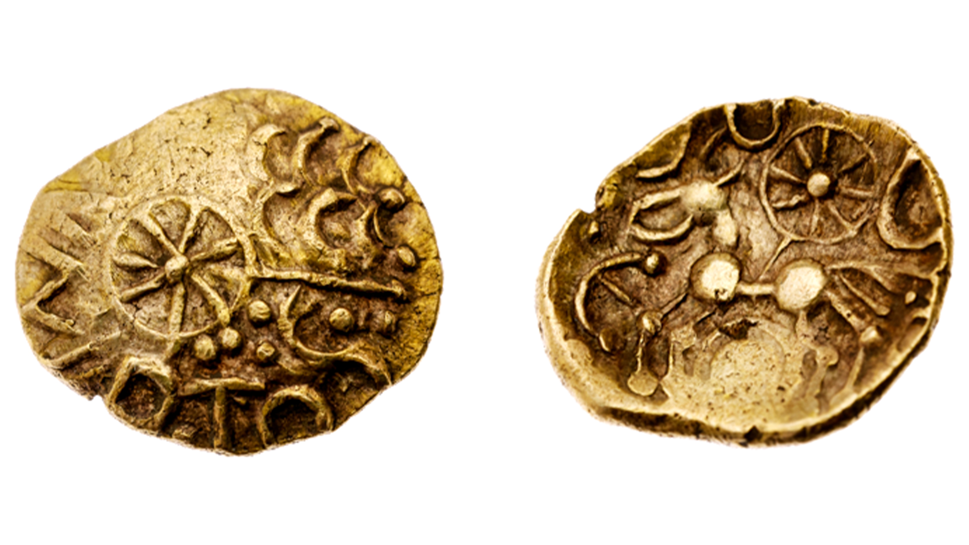 Лицето и гърба на златната монета, открита в Югоизточна Англия.