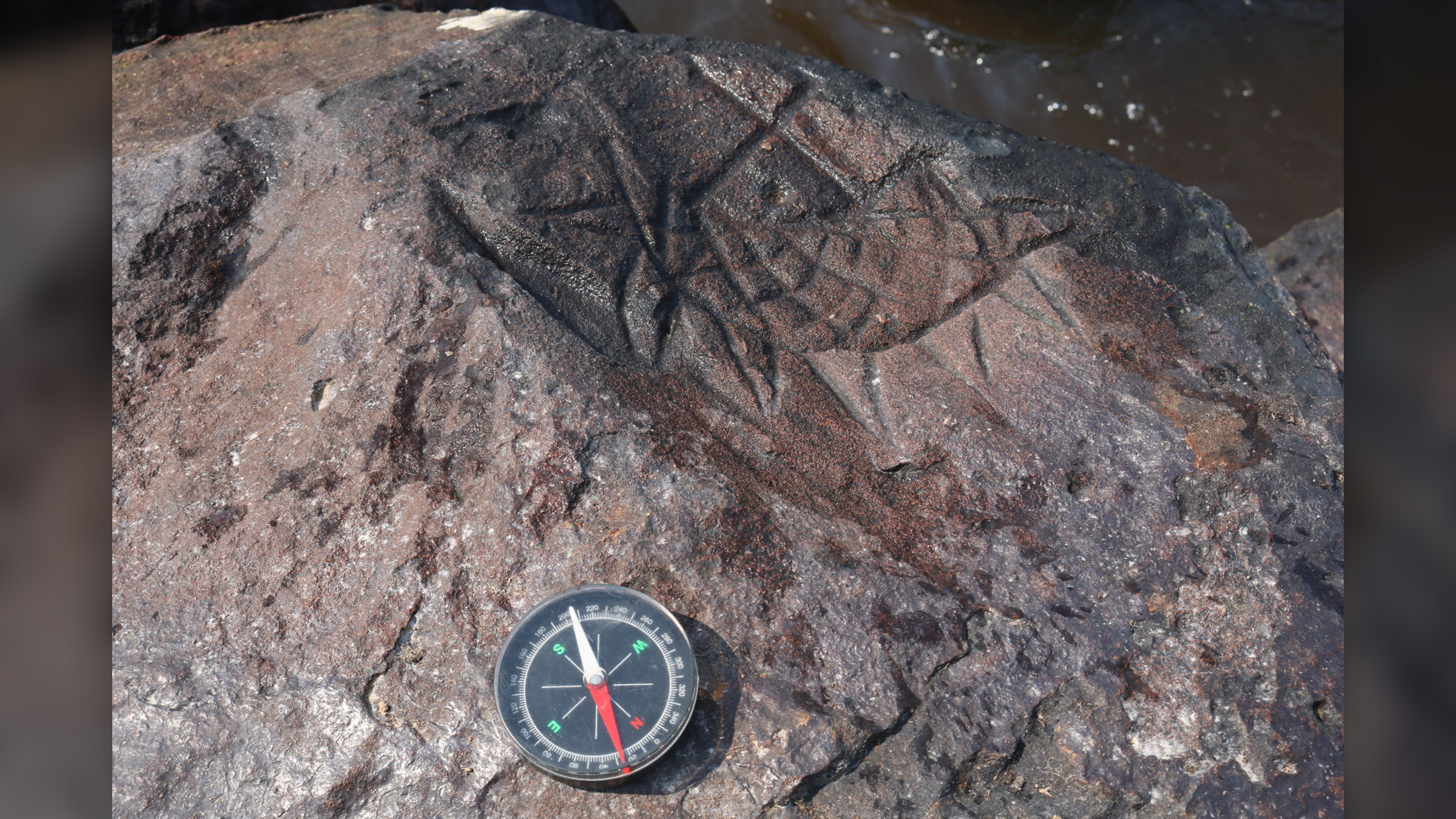 Този петроглиф е изработен преди 2000 години, според археолога Карлос Аугусто да Силва.