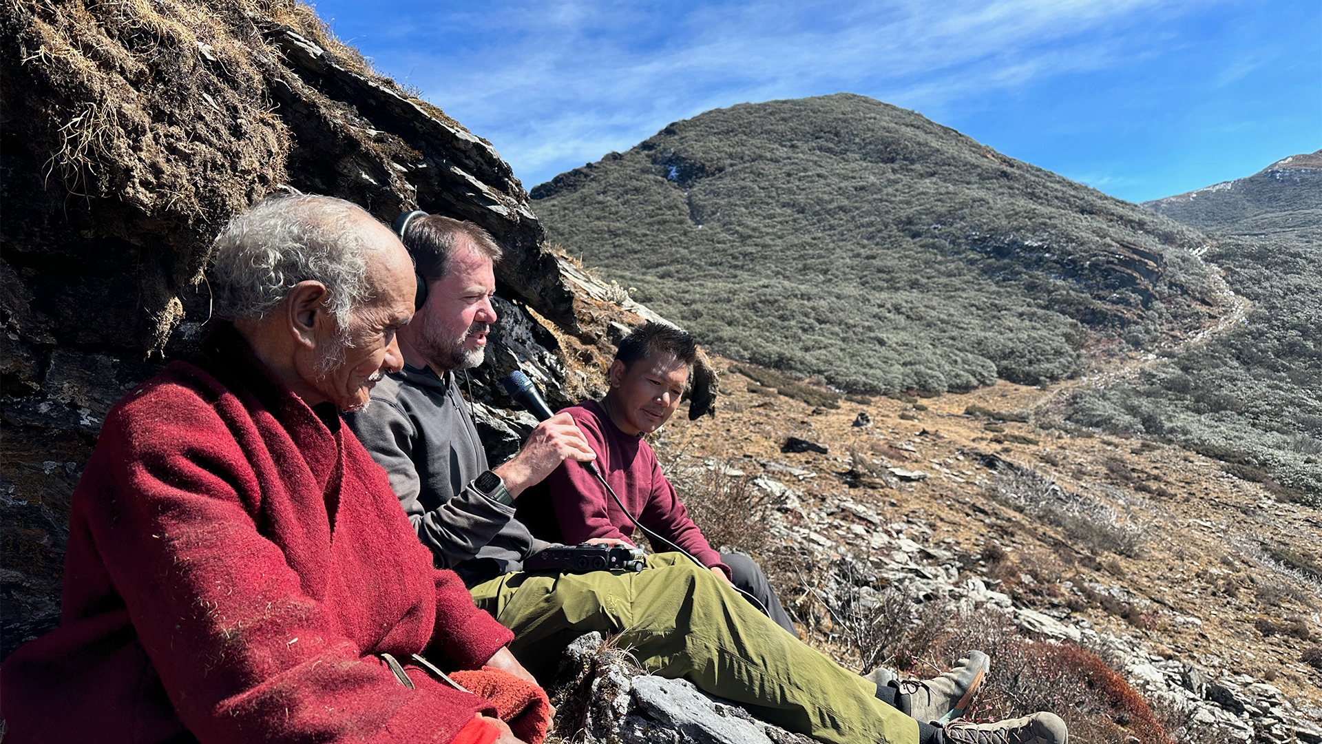 Ричард Хорси (в средата) записва в резервата за диви животни Sakteng заедно с номадския водач Brokpa Sumba (вляво) и водач Pema Sonam (вдясно).
