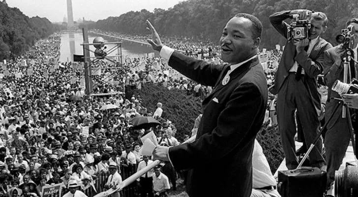 Мартин Лутър Кинг младши на митинг