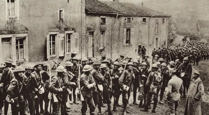 A large group of British soldiers gather in a street