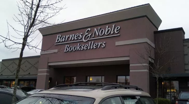Голяма книжарница с надпис над входа "Barnes & Noble"