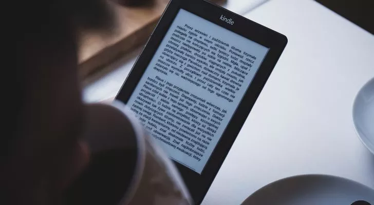 Някой чете от електронен четец на Amazon Kindle