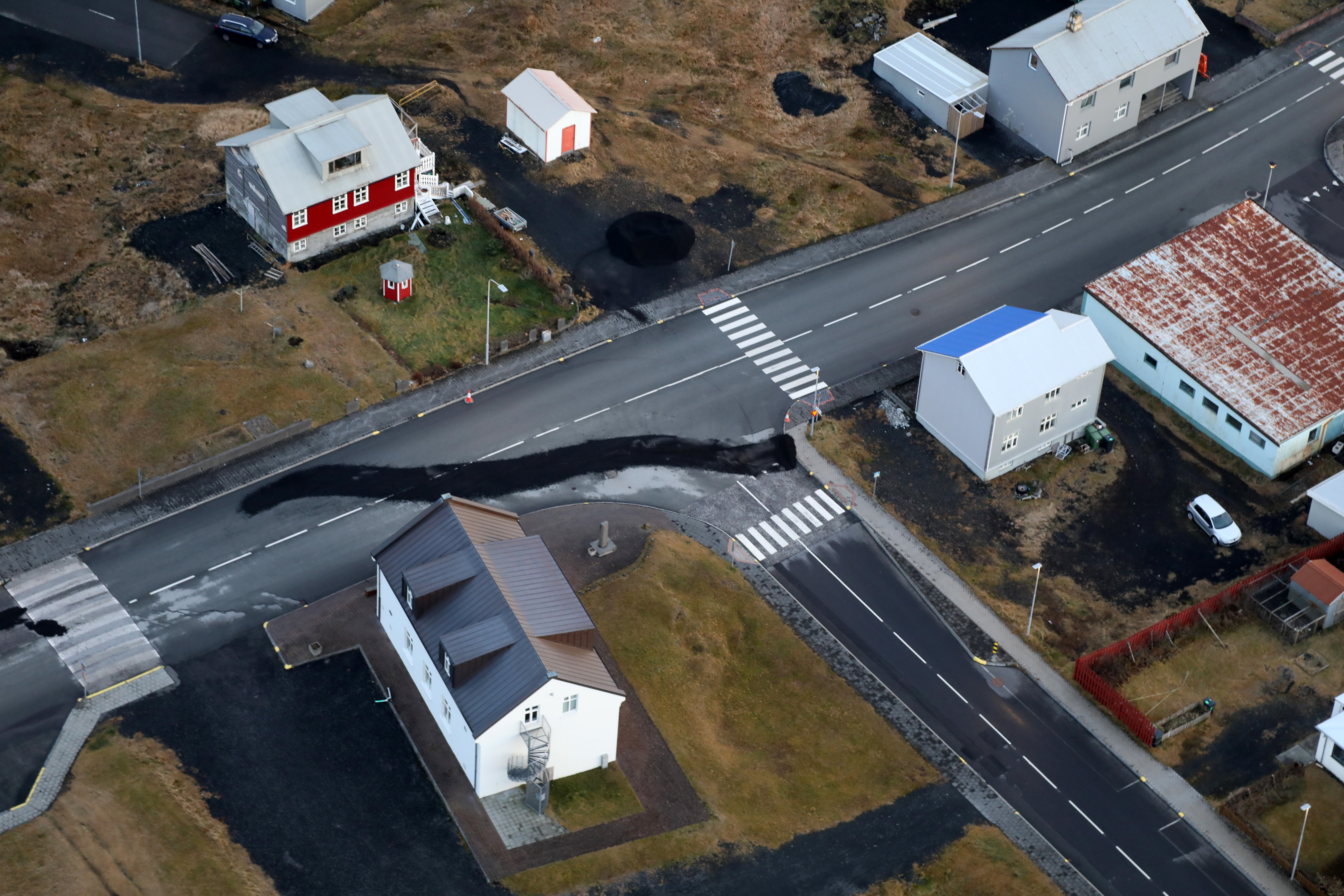 дупка на пътя в Гриндавик, Исландия, където може да изригне вулкан