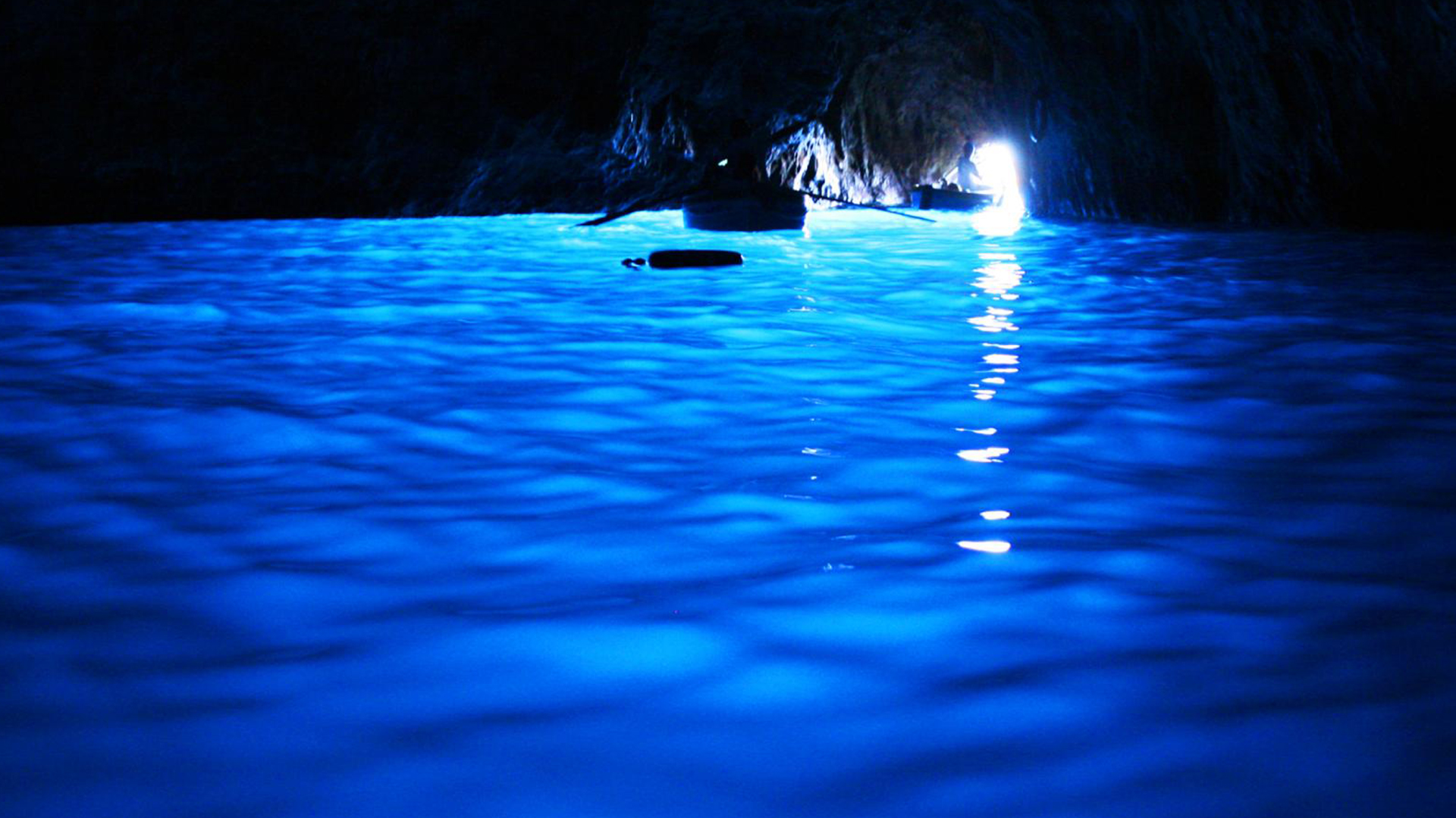 Синята пещера на Капри е служила като храм на римските богове на морето и е била използвана за частно къпане от император Тиберий, който е имал дворец на острова.
