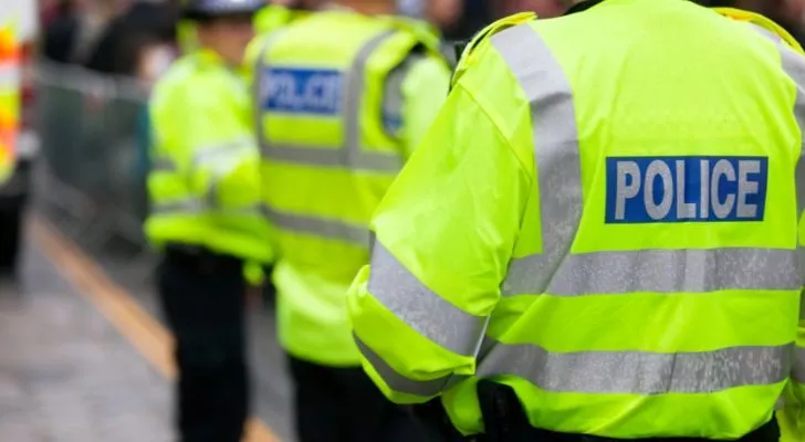 Британски полицаи се нареждат срещу тълпа на улица