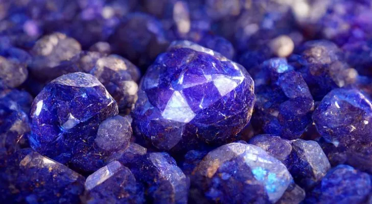 Колекция от наситено сини скъпоценни камъни Танзанит, отразяващи светлината