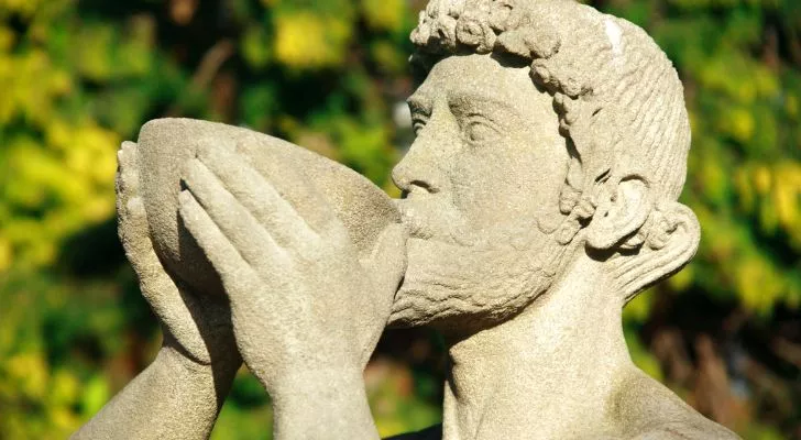 Статуя на римския бог Бакхус, който пие вино