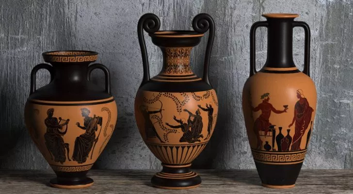 Древногръцки амфори (глинени съдове за вино) с различни размери с истории, изобразени отстрани