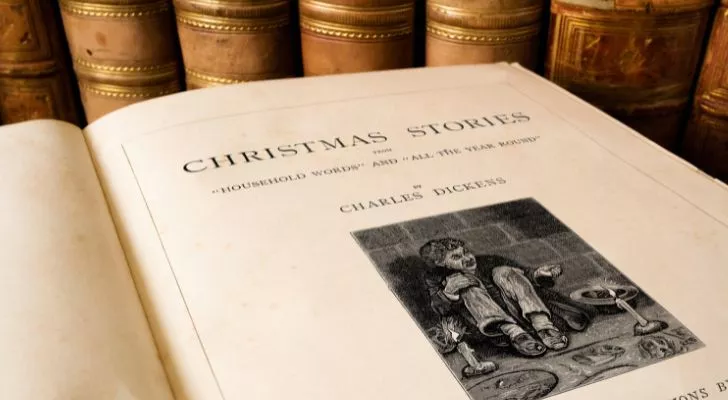 Страница от книга, озаглавена "Коледни истории" от Чарлз Дикенс