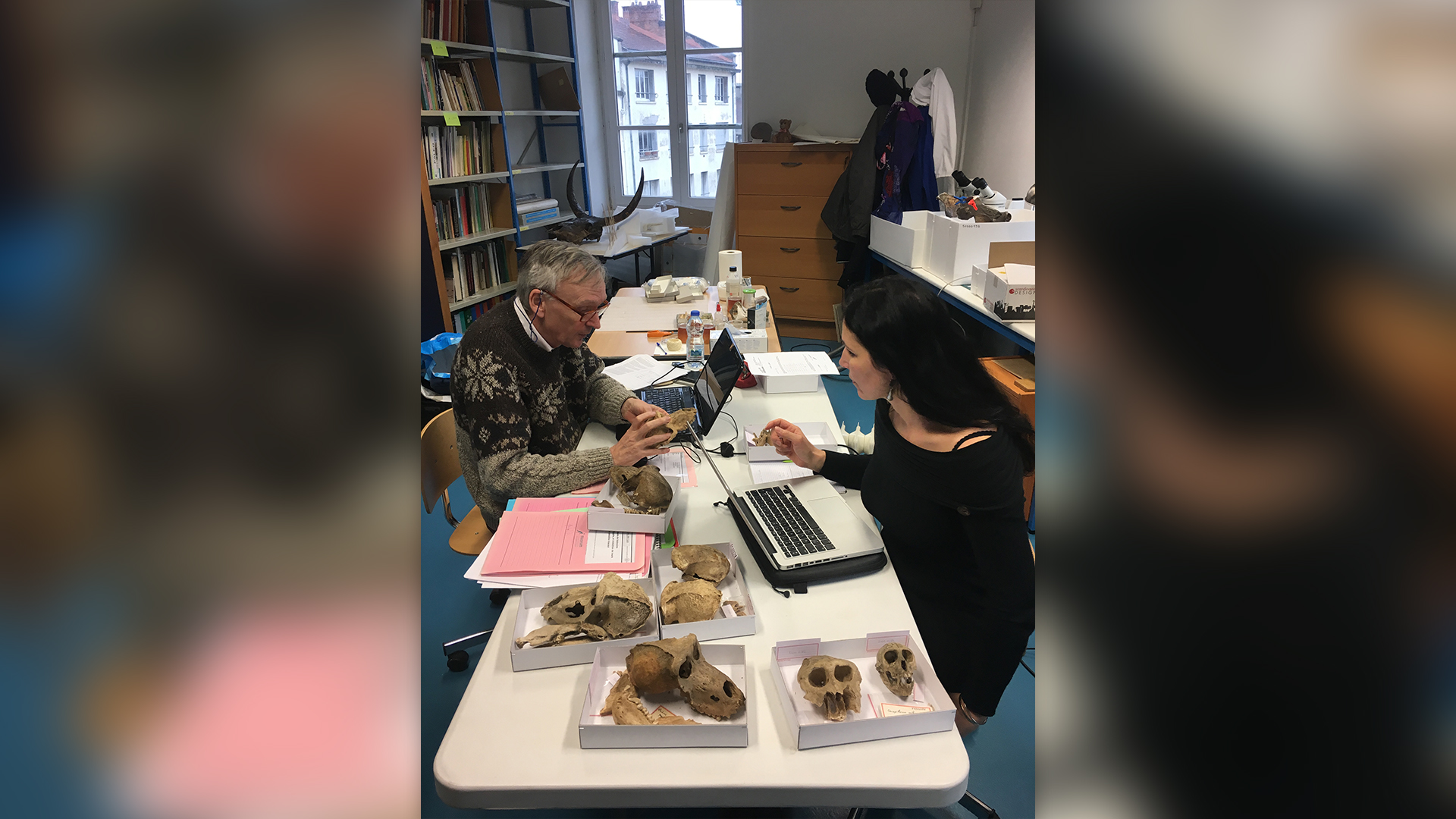 Авторите Уим Ван Ниър и Стефани Порсие изследват скелети на мумифицирани павиани от животински некропол в Южен Египет.