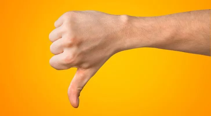 Ръка, показваща негативизъм с жест с палец надолу