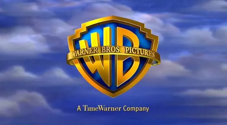 Логото на Warner Bros като златни W и B на фона на облачно небе