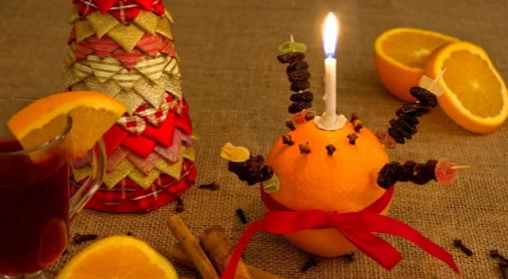 Christingle до разнообразни празнични предмети, включително нарязани портокали и греяно вино