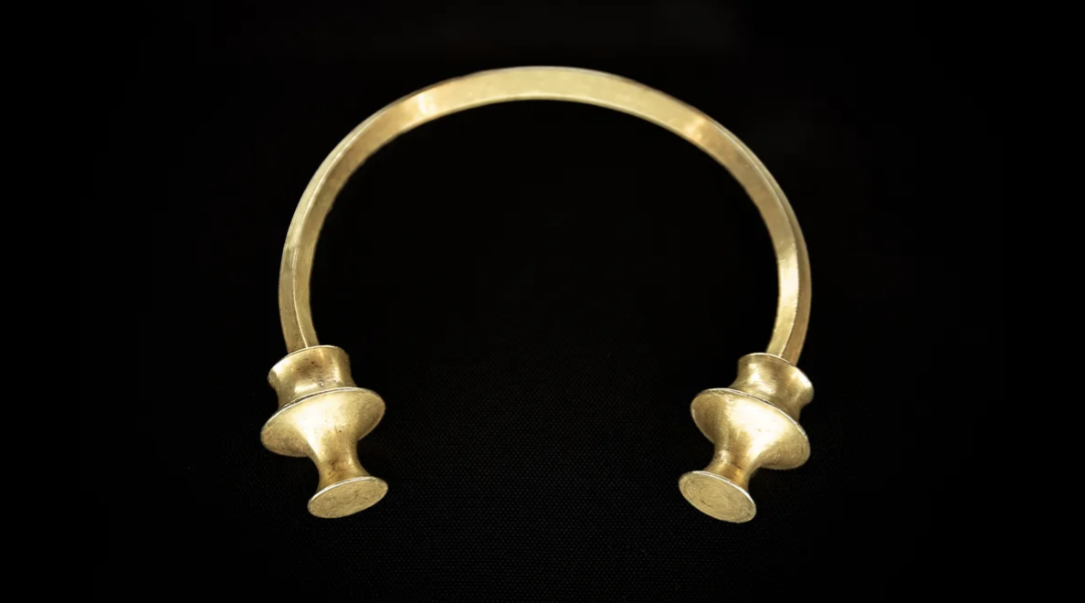Новата находка прилича на тази златна гривна, наречена торк.  Такива твърди пръстени или гривни за врата са били изработени от келтите в Испания.
