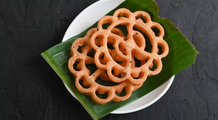 Сложни сладкиши ачапам стоят върху голямо листо в чиния