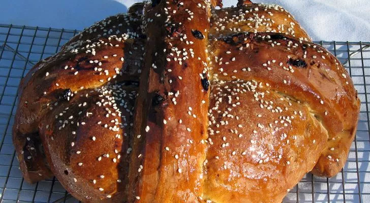 Хляб със семена с изпечен кръст в горната част