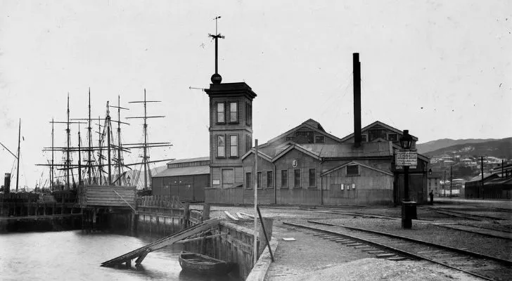 Стара корабостроителница с топка за време, поставена на покрива на сграда