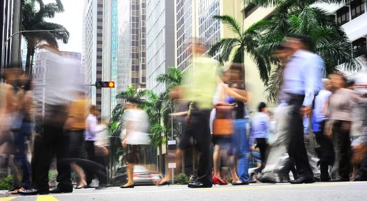 Хората по улиците на Сингапур се разхождат бързо
