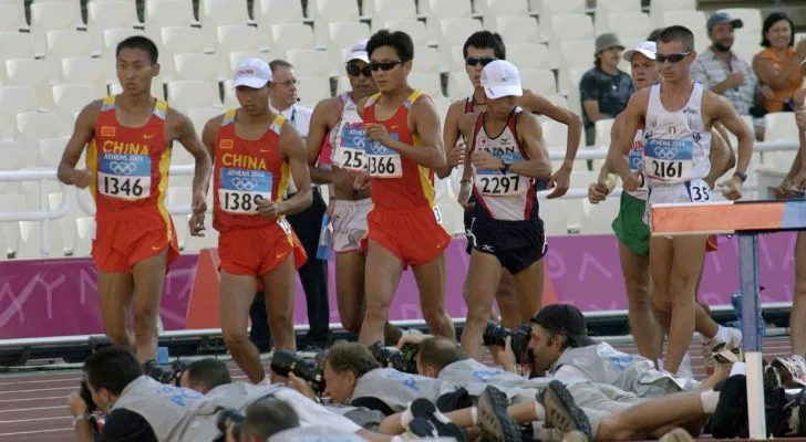 Спортисти от различни страни, състезаващи се в състезателно ходене на Олимпиадата
