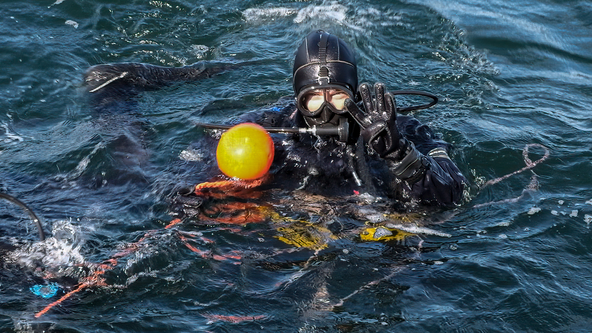 Изследовател в екипировка за гмуркане на водната повърхност преди спускане.