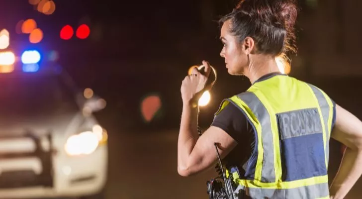 Жена полицай, използваща радио през нощта