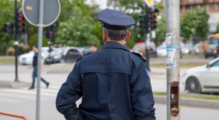 Полицай гледа на улица