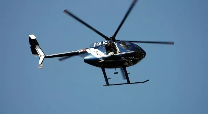 Полицейски хеликоптер, който лети в небето