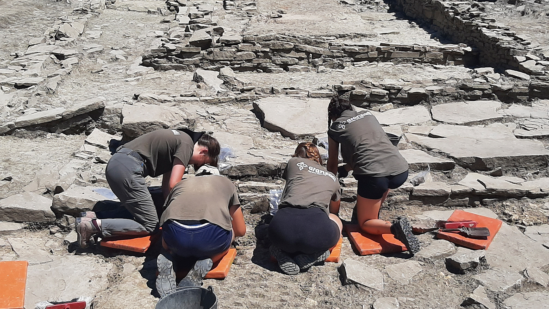 Изследователите работят по откриването на археологически обект.