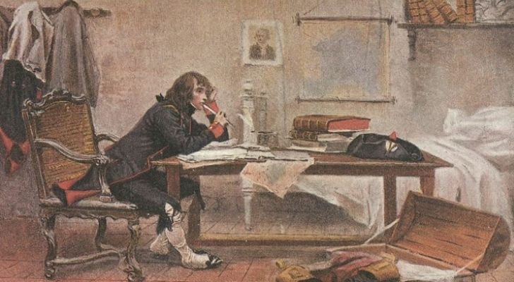 Отегчен изглеждащ Наполеон, който учи