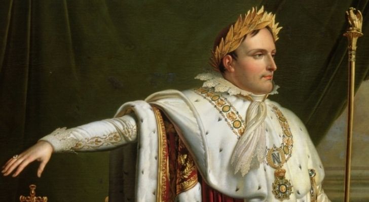 Наполеон, носещ регалията на своя император, включително златен коронационен венец