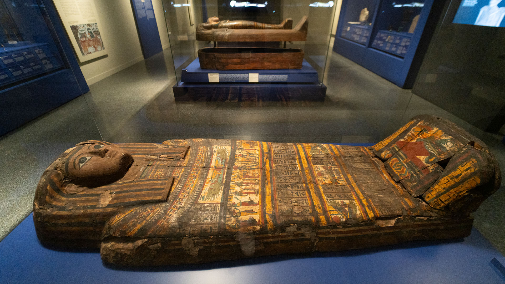 Саркофази, изложени по време на изложбата „Мумиите на Египет: Преоткриване на шест живота“.