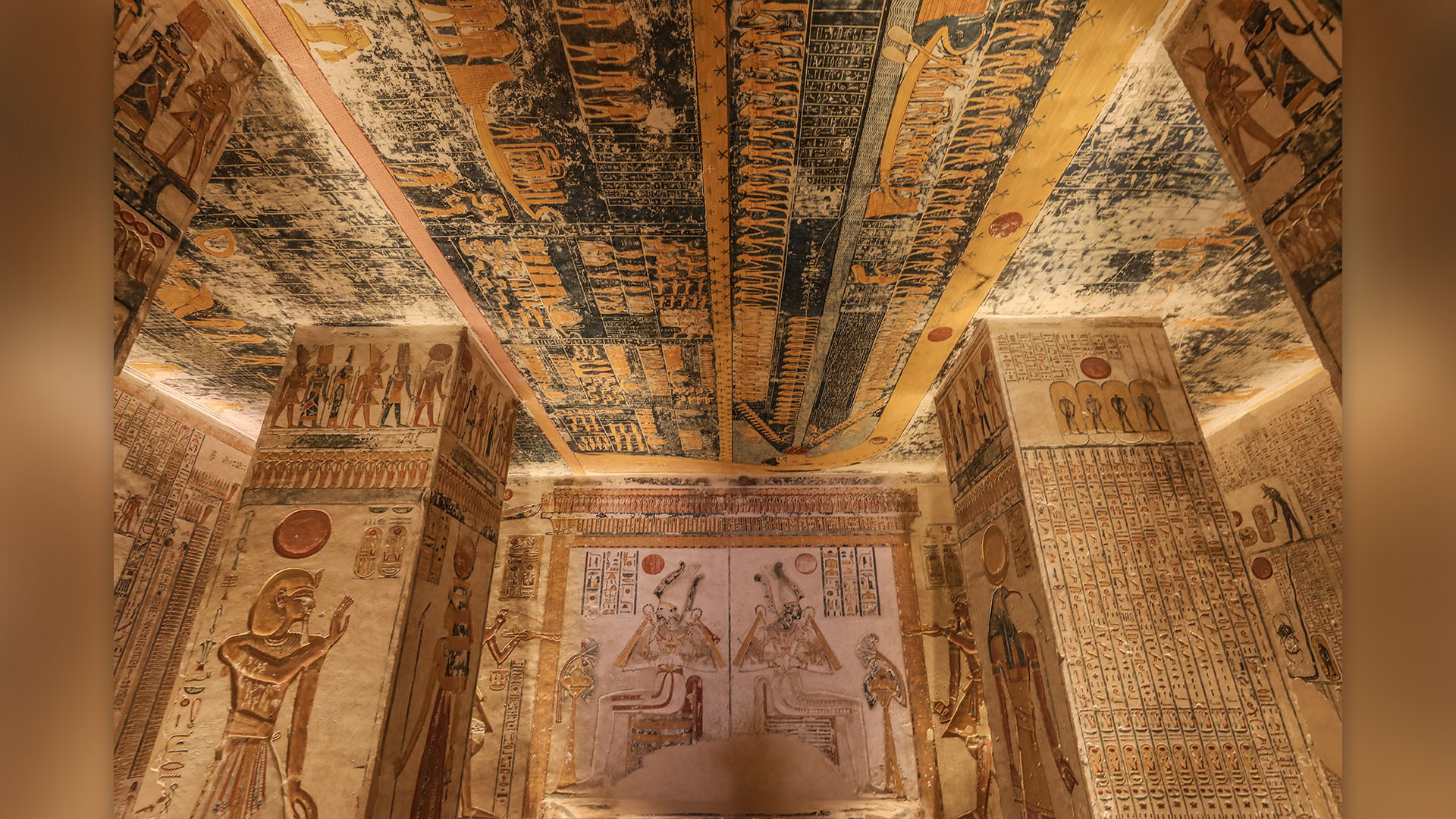 Изглед от гробниците на V. Рамзес, четвъртият фараон от Двадесетата династия на Египет и VI.  Рамзес, петият владетел от Двадесетата династия на Египет в Долината на царете, разположена на източния бряг на река Нил в Луксор.